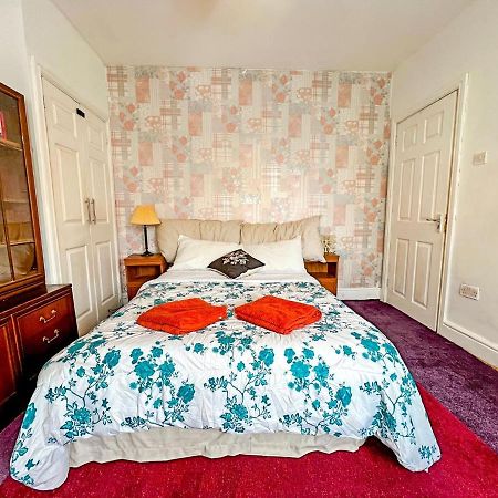 Wolves Living Bed and Breakfast Bushbury Exteriör bild