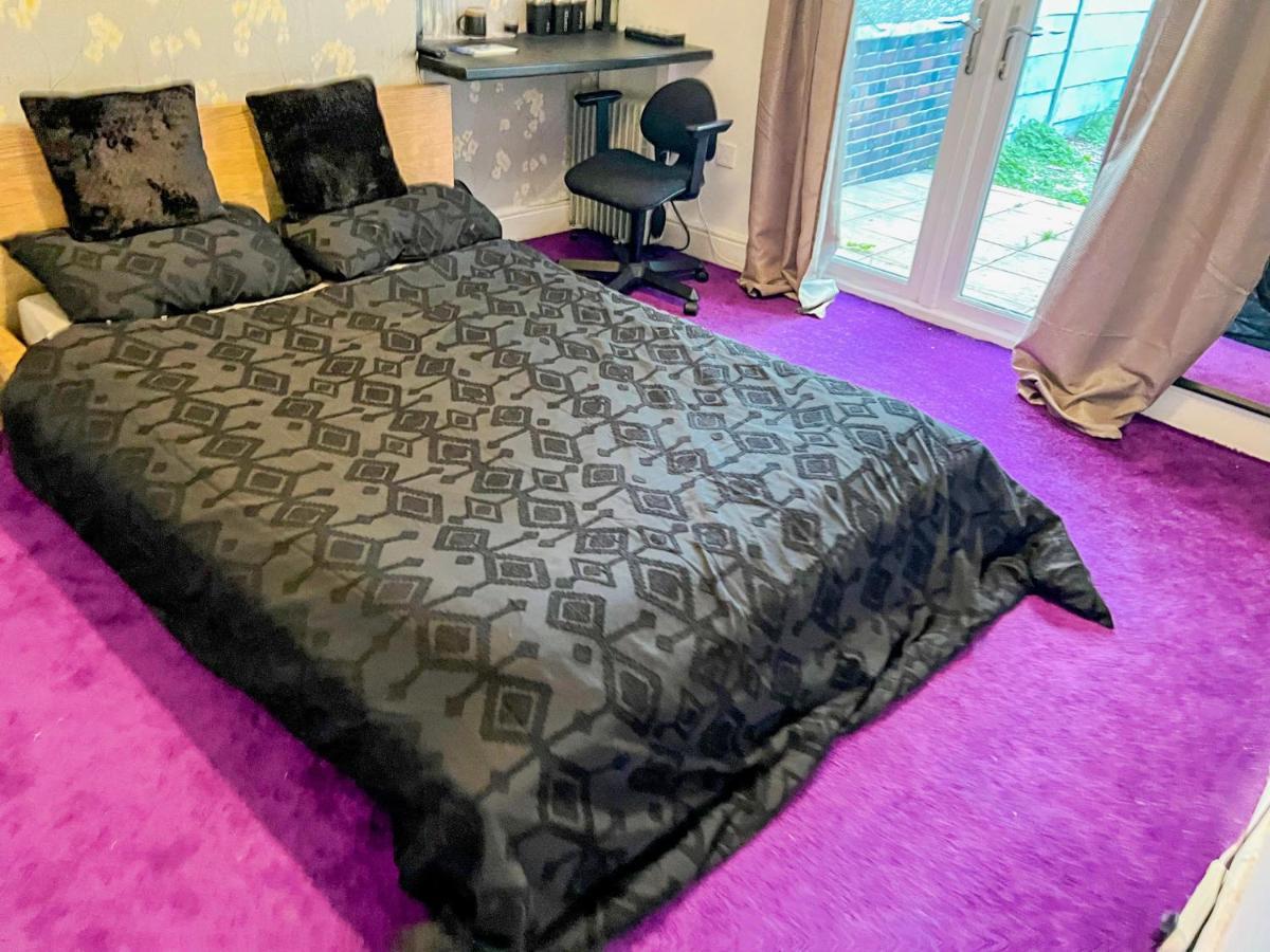 Wolves Living Bed and Breakfast Bushbury Exteriör bild