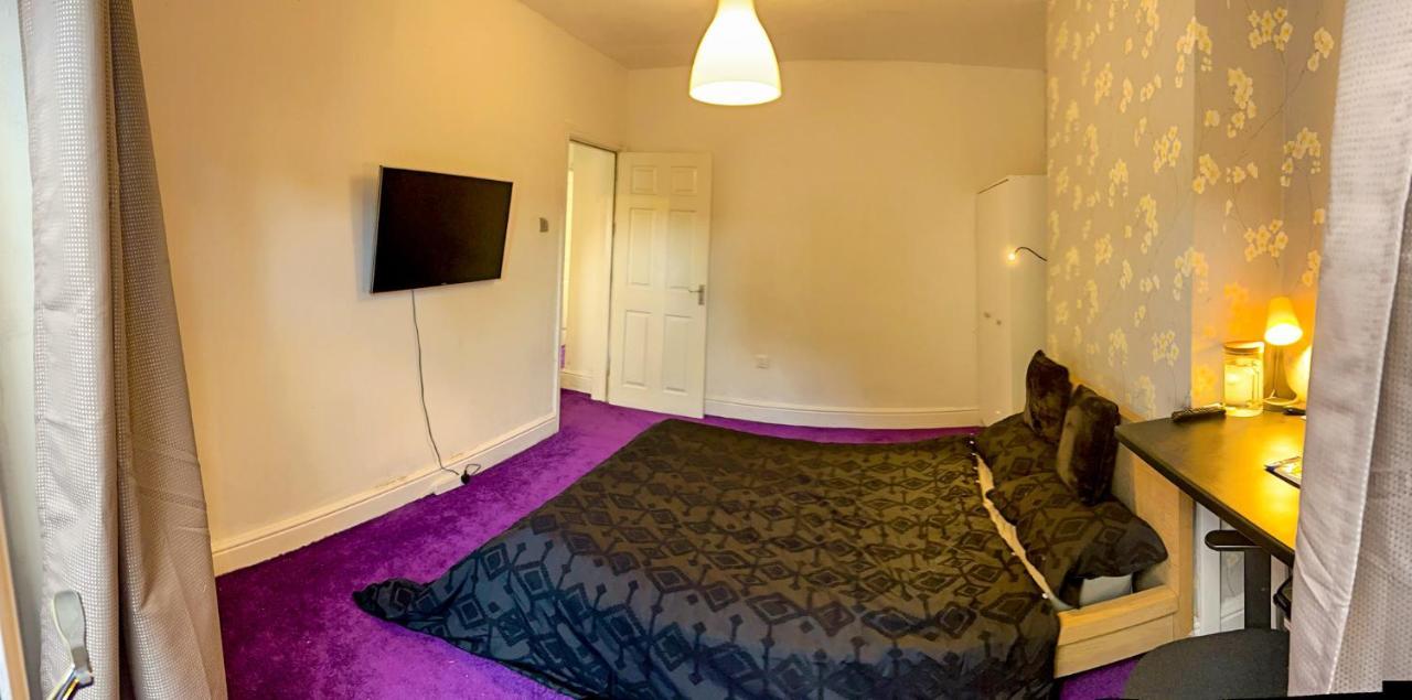 Wolves Living Bed and Breakfast Bushbury Exteriör bild